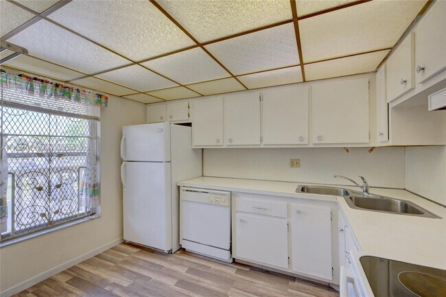 Foto del edificio - 5890 NW 64th Ave