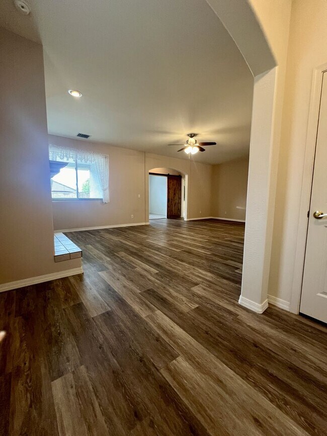 Building Photo - Gorgeous home in Viewpoint!