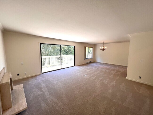 Building Photo - LARGE ONE LEVEL UPPER UNIT CONDO WITH TWO ...