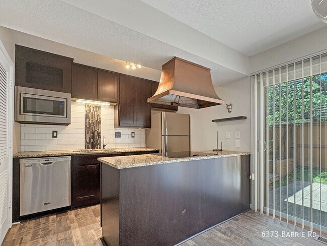 Foto del edificio - 6373 Barrie Rd