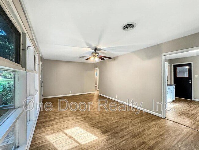 Building Photo - 416 Burbank St