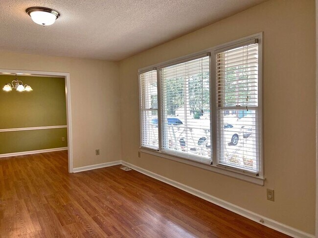 Foto del edificio - Lovely 3BR/2.5 BA Brick Ranch less than 5m...