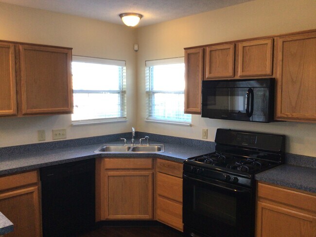 Foto del edificio - 2440 Tiptop Dr