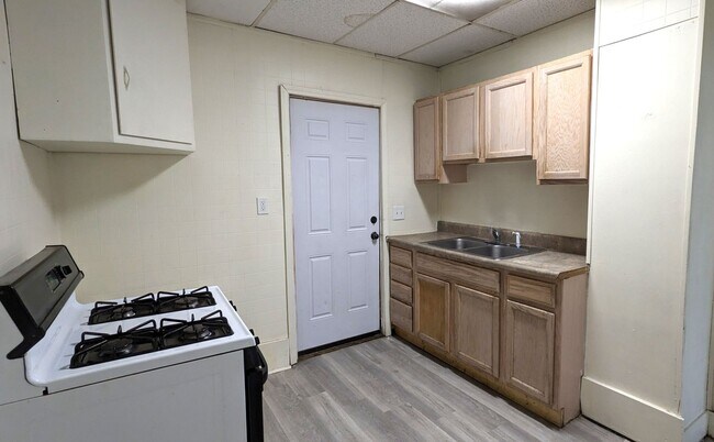 Foto del edificio - Nice updated house on quiet street 763 Leo...