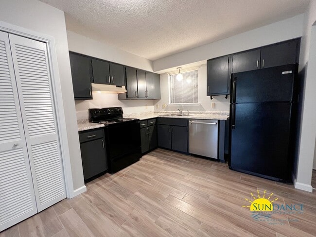 Building Photo - Move-in ready 2 Story Townhouse in Crestview!