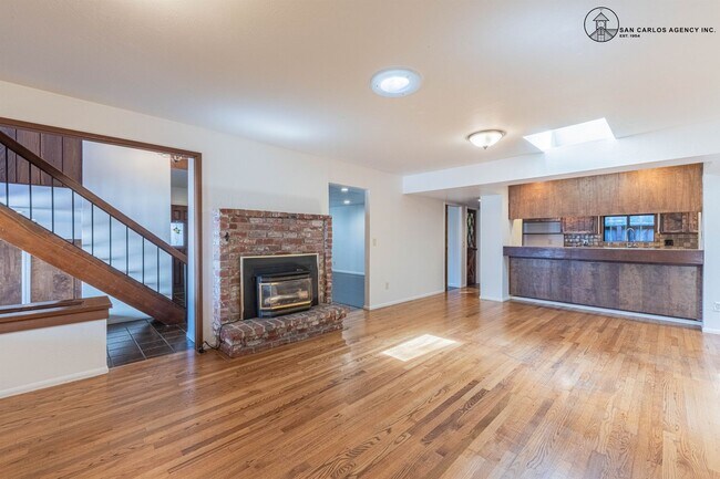 Foto del edificio - Three Bedroom Three Bath Home in Monterey with Ocean Views