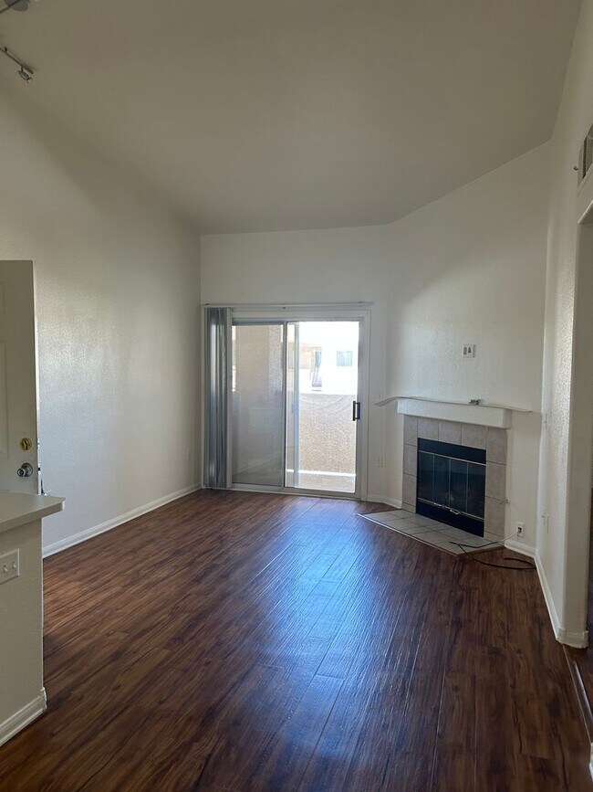 Foto del edificio - 1-Bedroom Condo in Gated Green Valley Community – Henderson