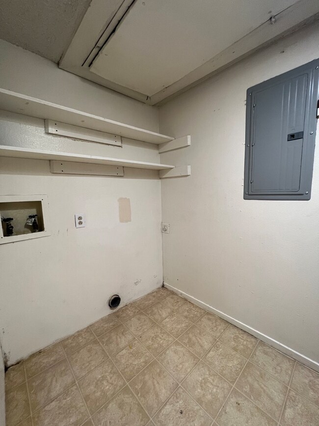 Building Photo - 4748 Oakwood Dr
