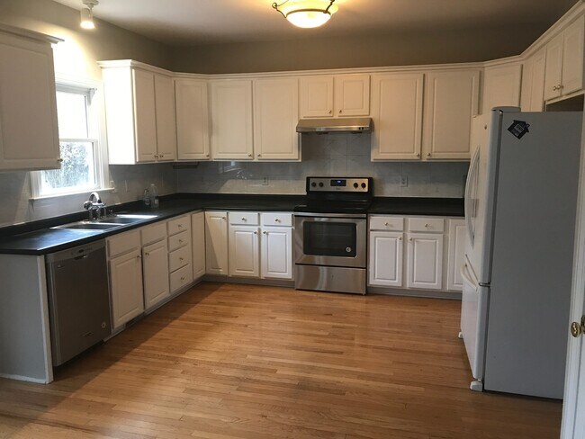 Foto del edificio - Beautiful 4 Bedroom Single Family Home wit...