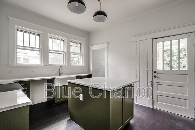 Foto del edificio - 2607 Chapel Hill Rd