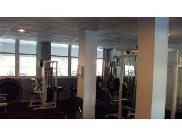 Building Photo - 2016 Bay Dr