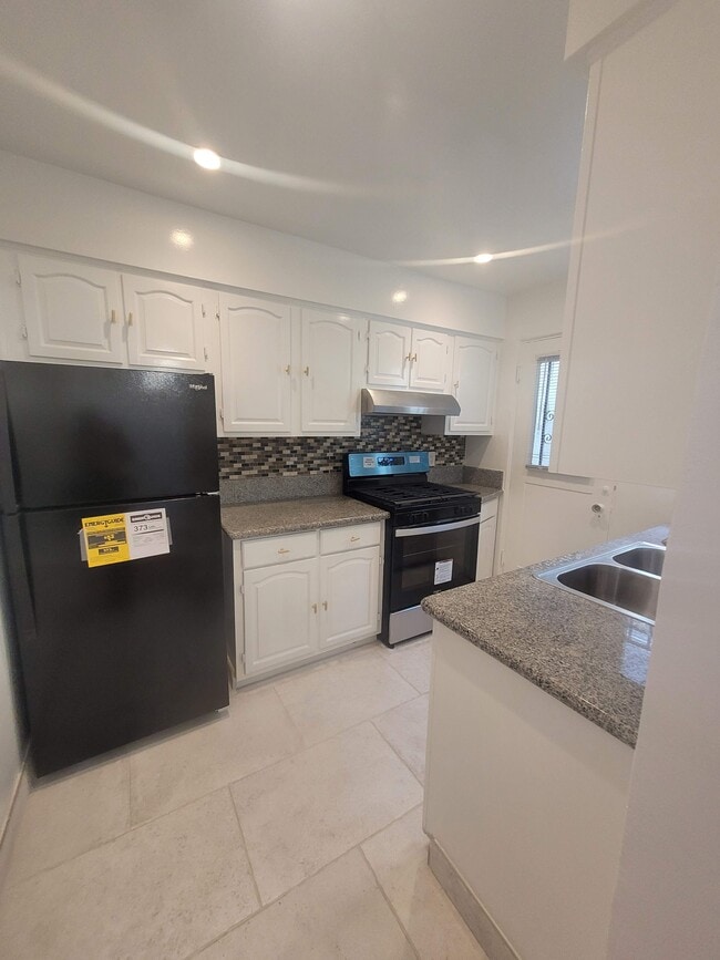 Building Photo - 405 S Crescent Dr