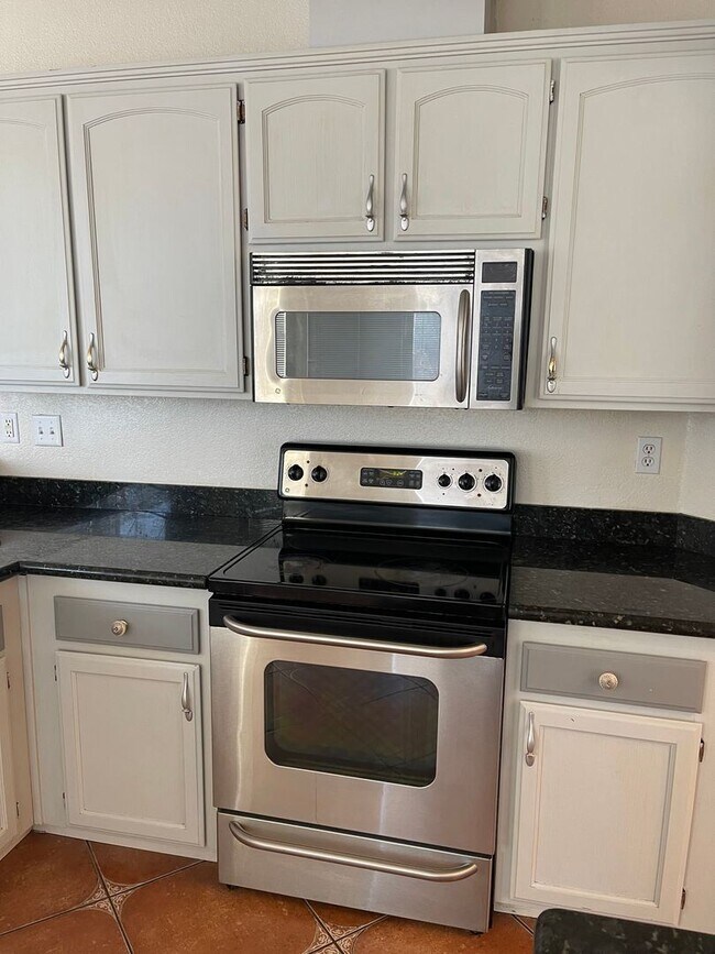 Building Photo - 3 br, 2.5 bath House - 1460 Wedgewood Ct