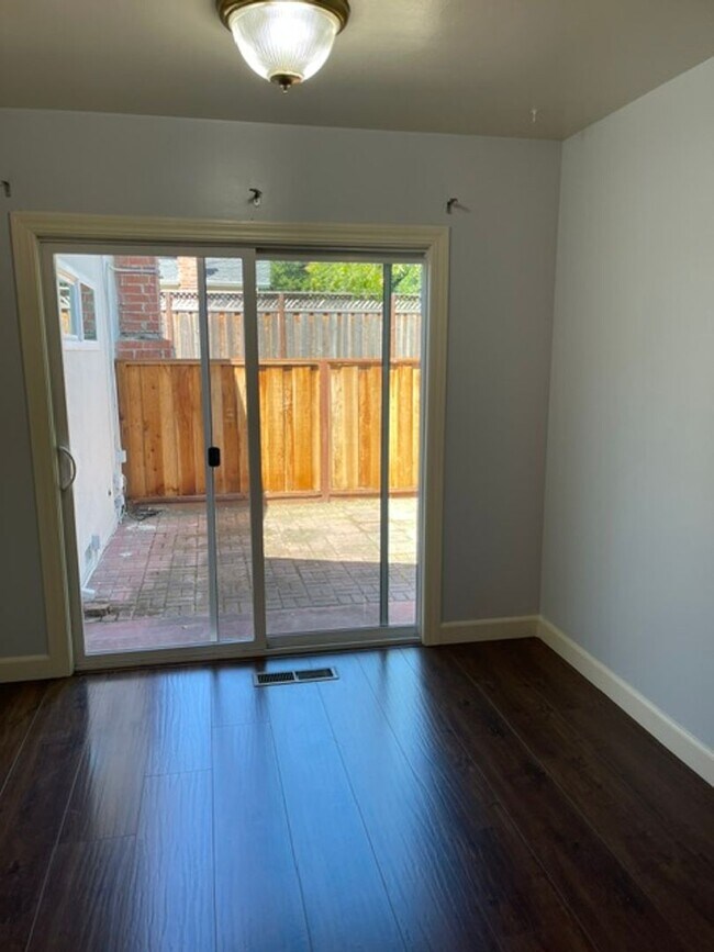Foto del edificio - Great location, end of a quiet cul de sac, Cupertino School, spacious rooms