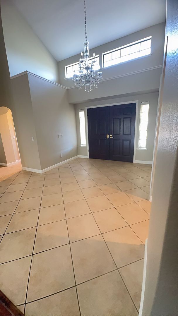 Building Photo - 4 bedroom 3 Bathroom with a mother in law/...