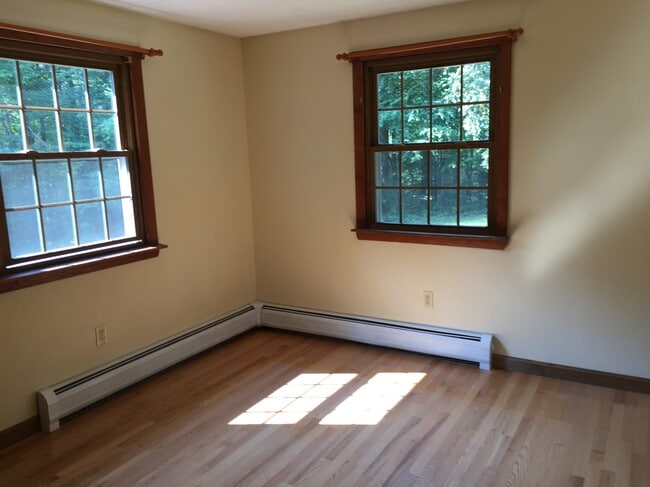 Building Photo - 45 Meetinghouse Rd