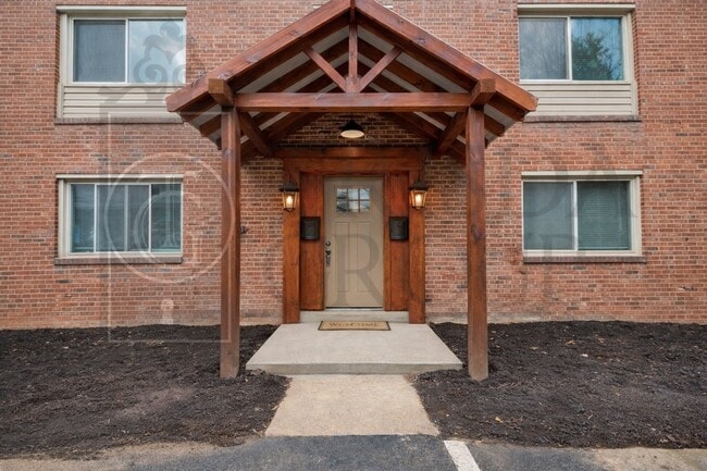 Foto del edificio - Avail July 1: 2BR Apt in Crafton, 1 Off Street Parking, AC, W/D included, Quartz Countertops, DW,...