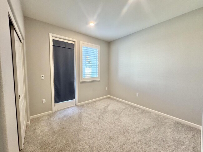 Foto del edificio - Modern 4-Bedroom Condo in Communications Hill