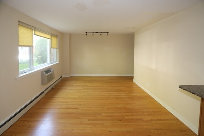 Building Photo - 630 W Wrightwood Ave