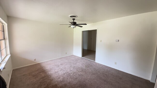 Foto del edificio - Upgraded 4 bedroom 2.5 bathroom house!  HO...