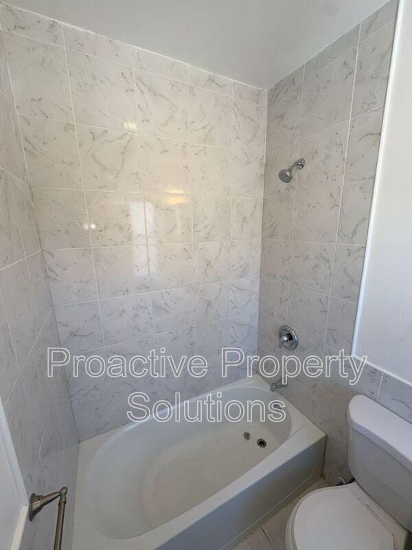 Building Photo - 730 N Main St