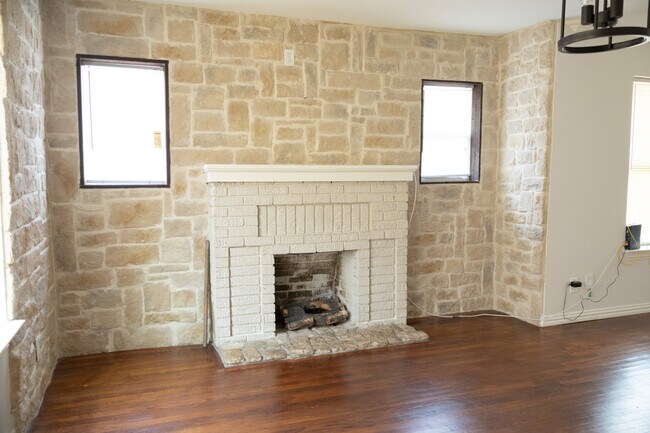 Building Photo - 1142 S Waverly Dr