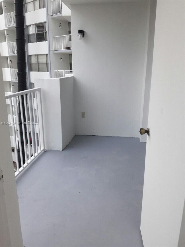 Foto del edificio - 1200 NE Miami Gardens Dr