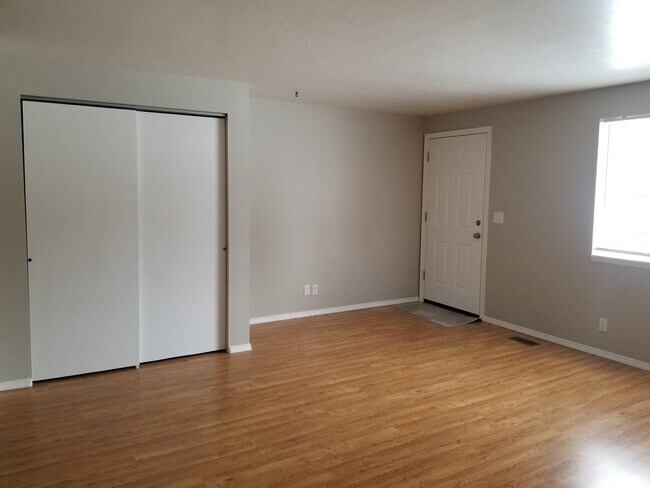 Upstairs Living - 1639 E Stiner Ave