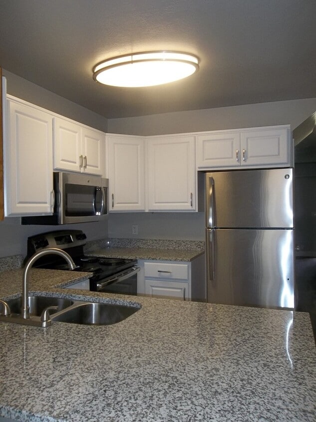 End Unit Spacious Two Bedroom Two & Half B... - End Unit Spacious Two Bedroom Two & Half B...