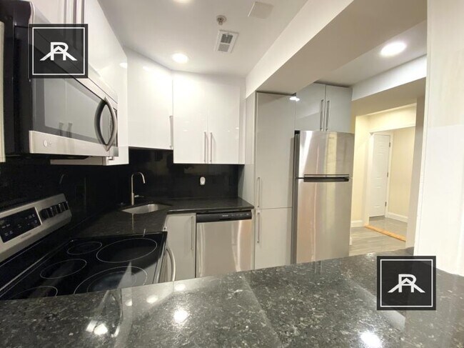 Foto del edificio - 3 bedroom in Brookline MA 02445