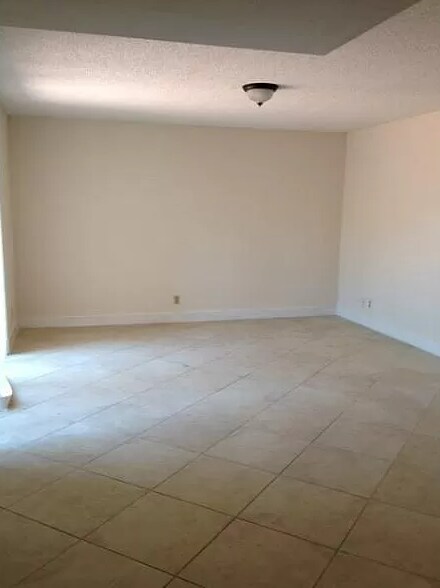 Foto del edificio - 4031 Palm Bay Cir
