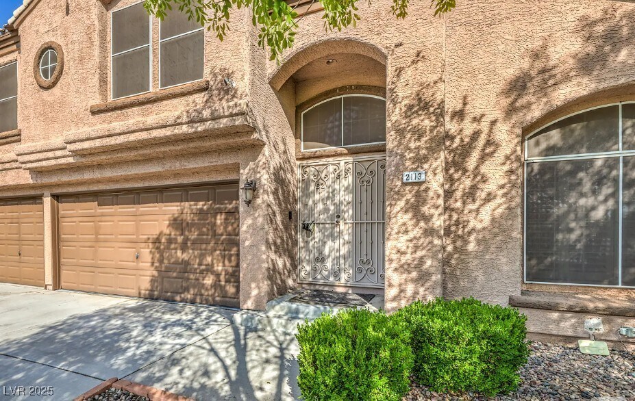 Primary Photo - 2113 N Cedar Hills St