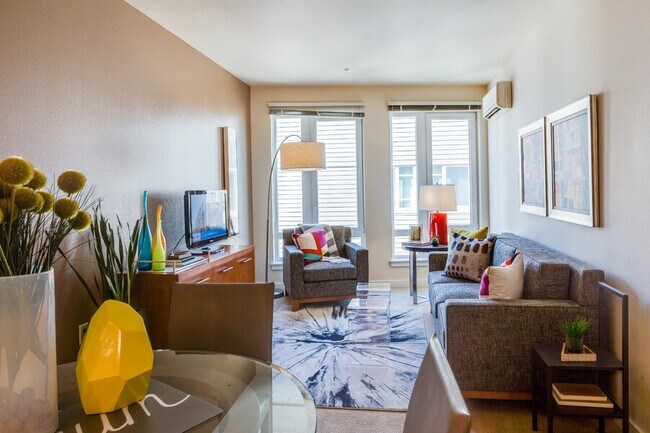 Techos de 2,7 a 4,3 metros de altura y amplios ventanales, balcones y terrazas privadas disponibles. - The Matisse