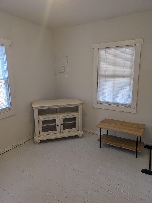 Building Photo - 115 5th St