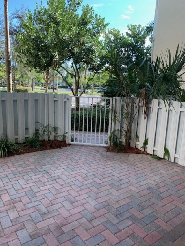 Foto del edificio - 3500 Oaks Clubhouse Dr