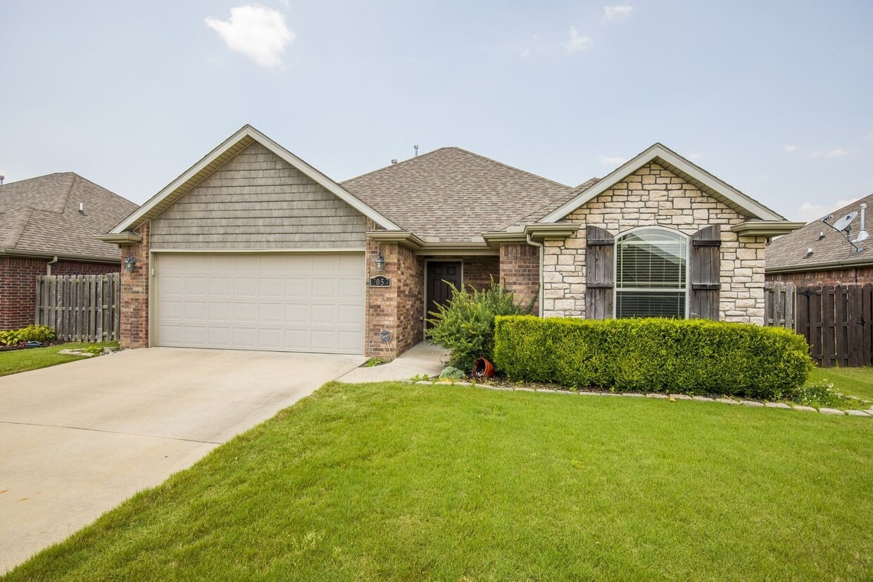 Primary Photo - ***3057 N. Azure Avenue***