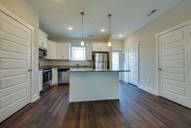 Foto del edificio - Like New 2 Bedroom, 2.5 Bath Townhouse