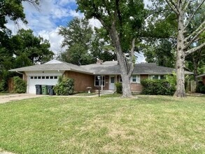 Building Photo - 1205 College Oaks Dr