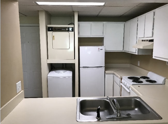 Building Photo - 2BEDROOM/ 2 BATH APARTMENT