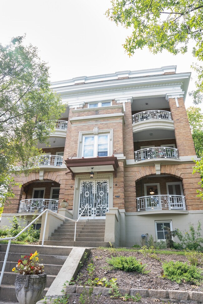 Apartamento en primer piso a la derecha. - 3655 Middleton Ave