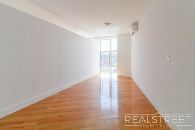 Building Photo - LUXURY 2 Bed LOFT in Queens!