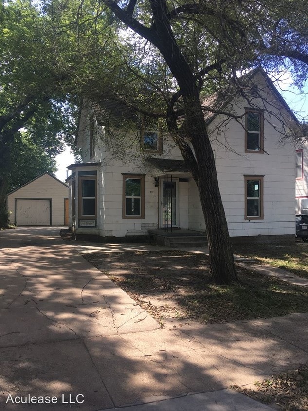 3 br, 1.5 bath House 219 W 7th House Rental in Newton, KS
