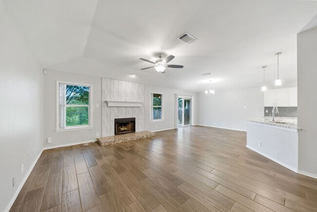 Building Photo - 3 Bedrooms and 2 Bathrooms located in Pres...