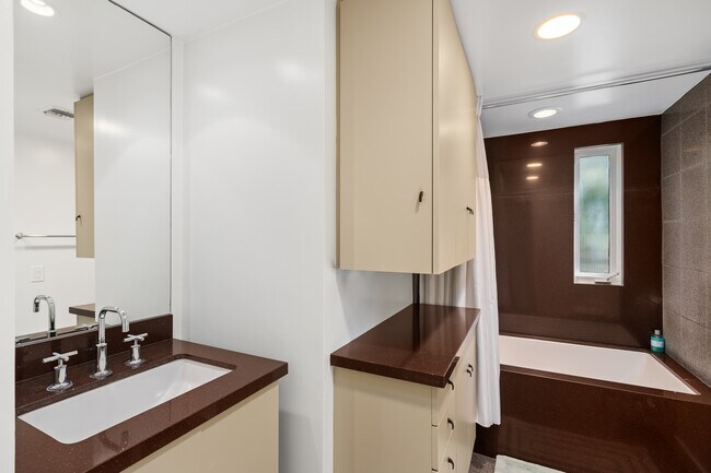Building Photo - 1316 Gates Pl