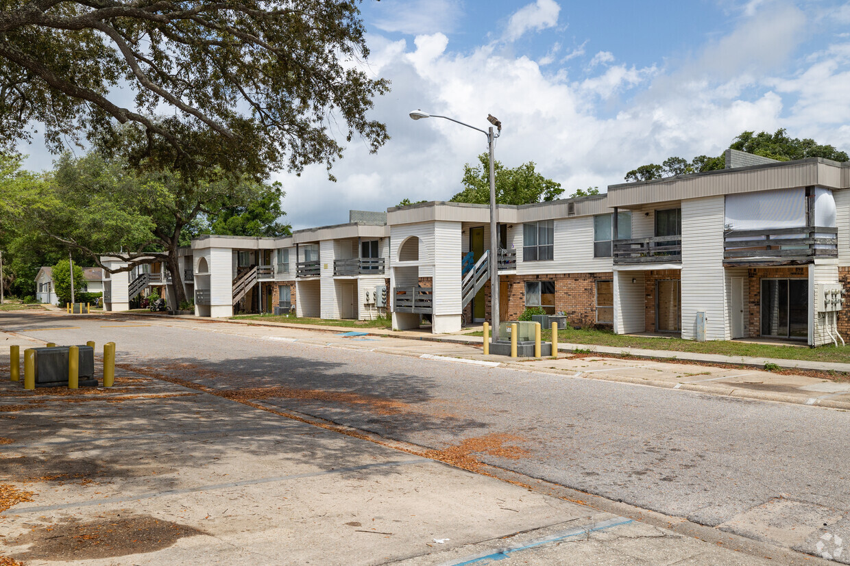 Bien iluminado y con amplio estacionamiento - Peachtree Commons Apartments