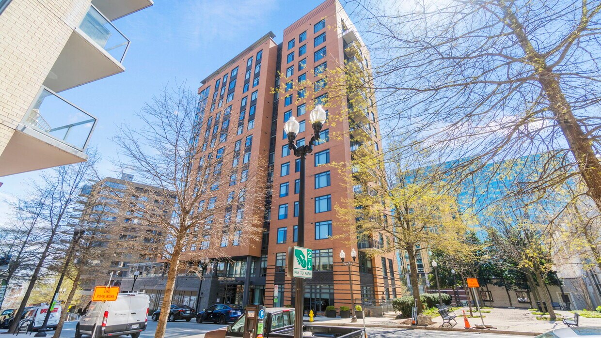 Foto principal - 2000 Clarendon Blvd