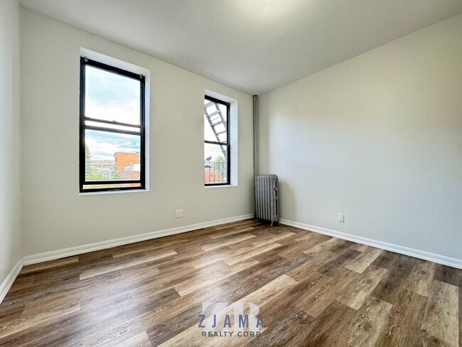 Foto del edificio - 9816 Fourth Avenue