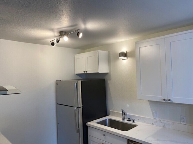 Building Photo - Updated 2bed/1bath Apartment in Prime Redmond Location!