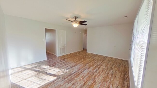 Foto del edificio - 1548 Rossmore Dr