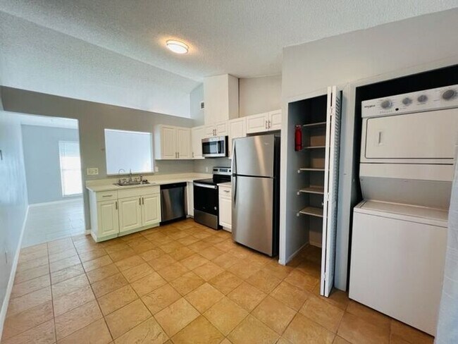 Foto del edificio - 2 Bedroom UCF Duplex